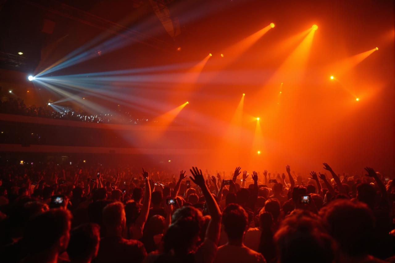 日韩在线观看影迷见面会圆满举行，万名粉丝热情参与